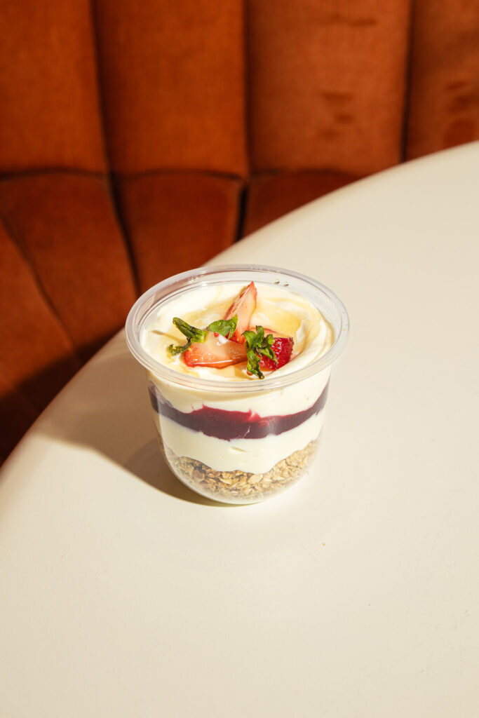 GRANOLA & YOGURT BOWL 