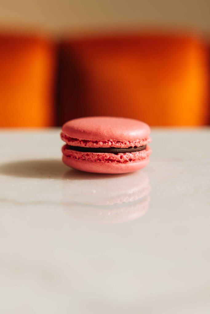 RASPBERRY & ROSE MACARON 