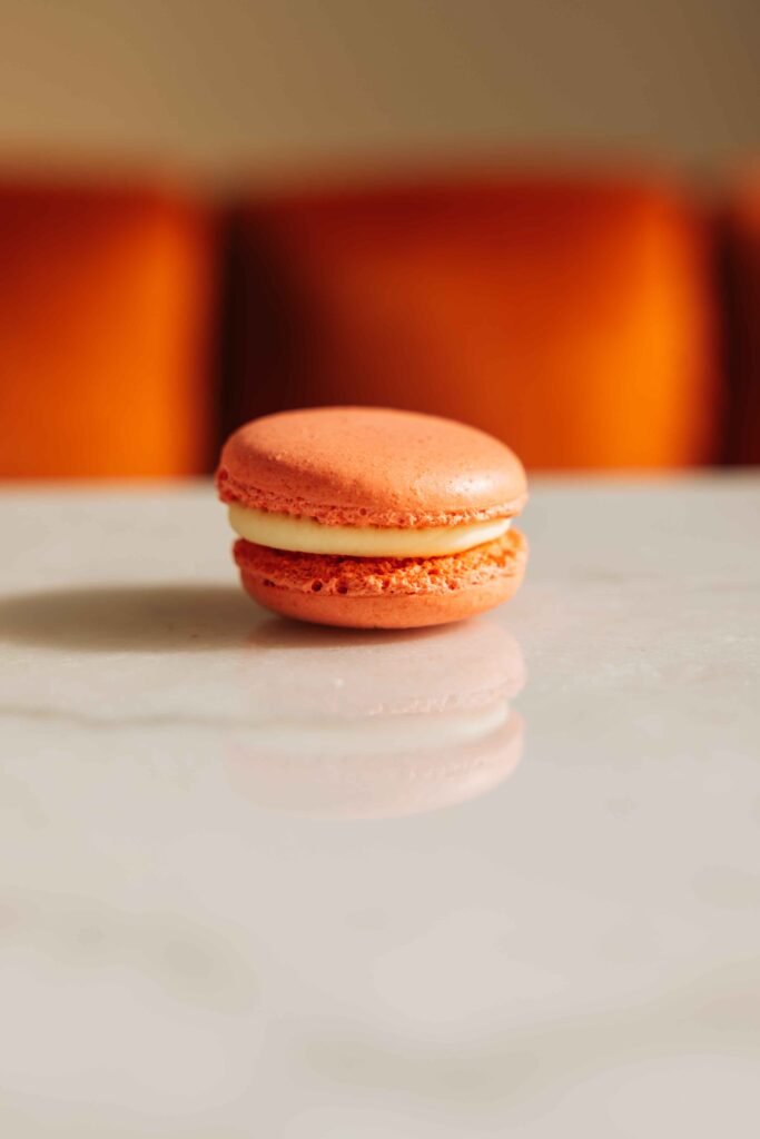 STRAWBERRY AND CREAM MACARON