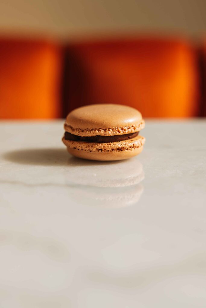 CHOCOLATE MACARON 